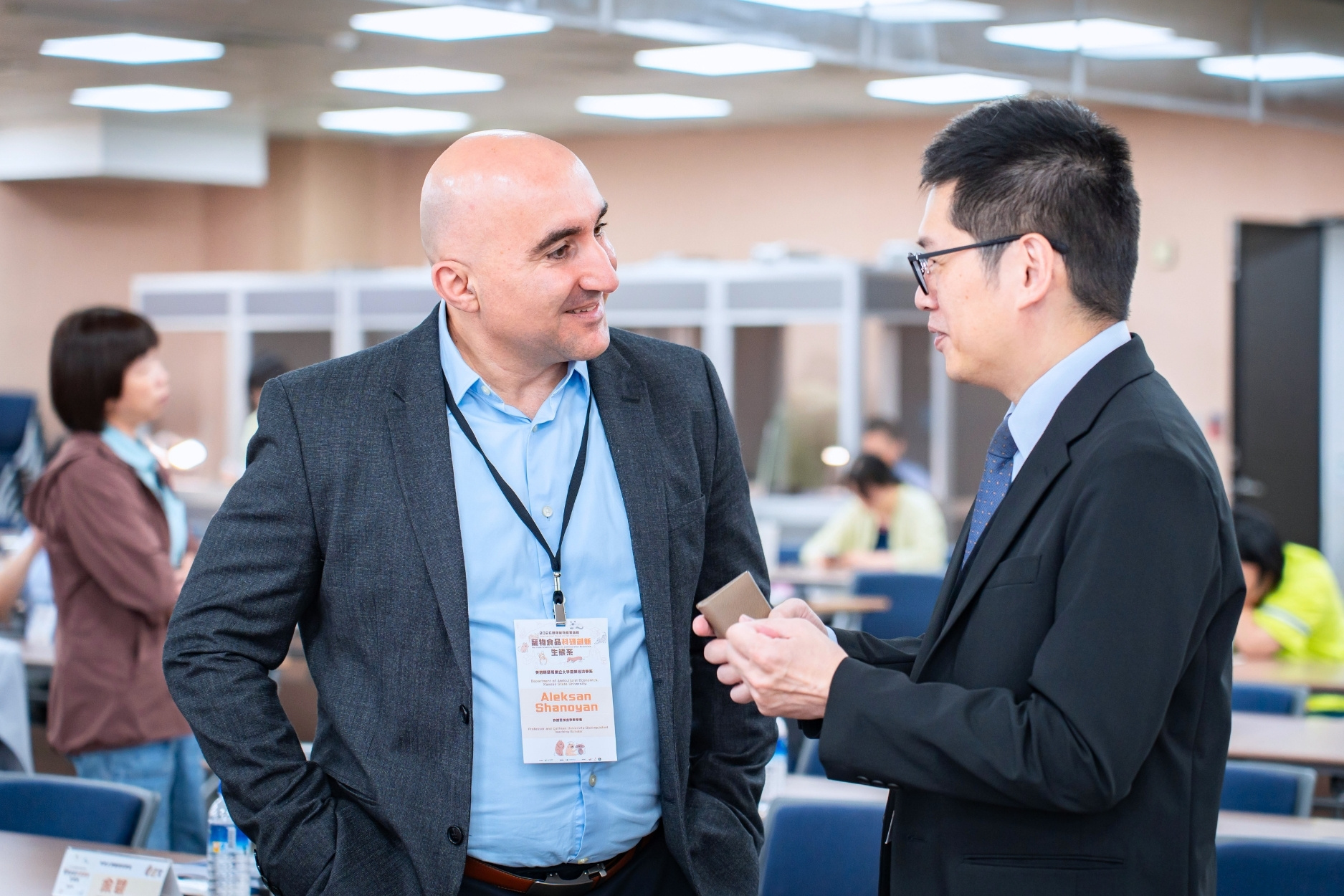 Aleksan Shanoyan smiles talking with an attendee at the International Forum on the Pet Food Industry