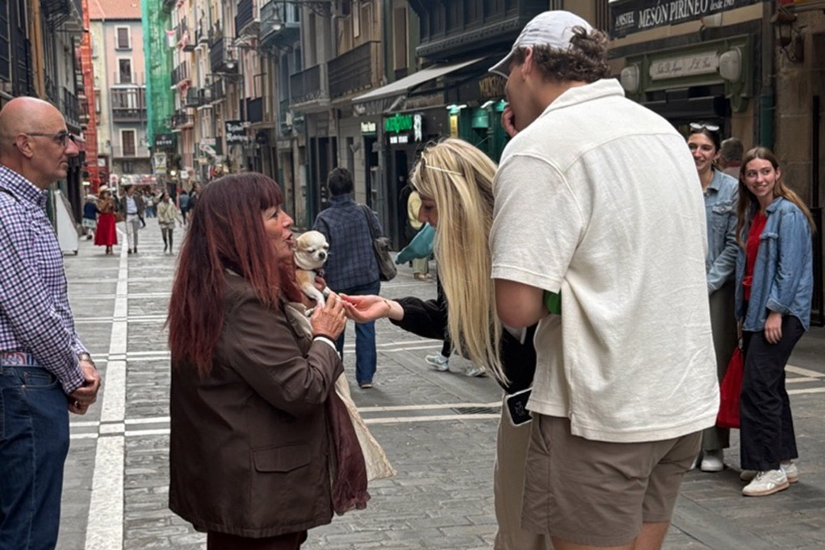 K-State veterinary science and Spanish students spoke with a local resident about her dog’s care routine and how she considers her pet in relation to her family.